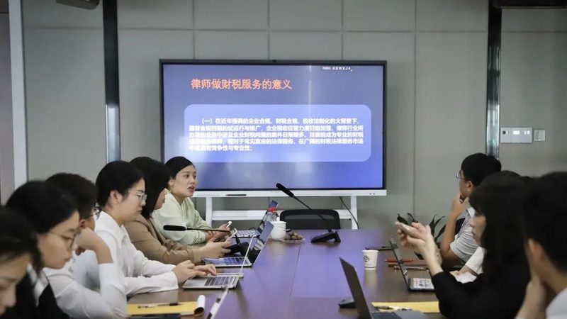 企业在申请专利时，应根据以下因素进行选择：